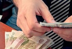 Если работник выполнил нормы и отработал все нужное рабочее время, его зарплата не может быть ниже МРОТ. Даже с учетом штрафов